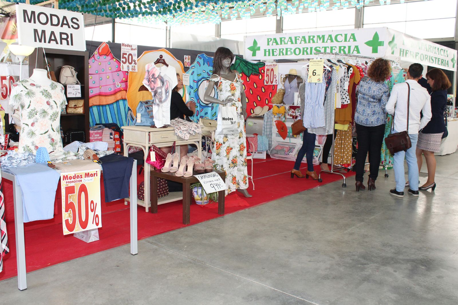 Algunas de las tiendas participantes en la Feria de Oportunidades.