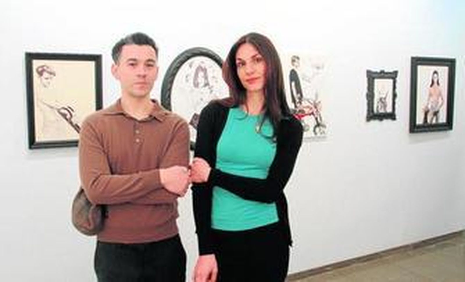 1. Julio Serrano y Cristina Vela ante diversas obras de su muestra 'Maldición sin causa'. 2. Trabajo en acuarela de Julio Serrano. 3. Los gorriones monocromos de Vela frente a la granada divina de Serrano.