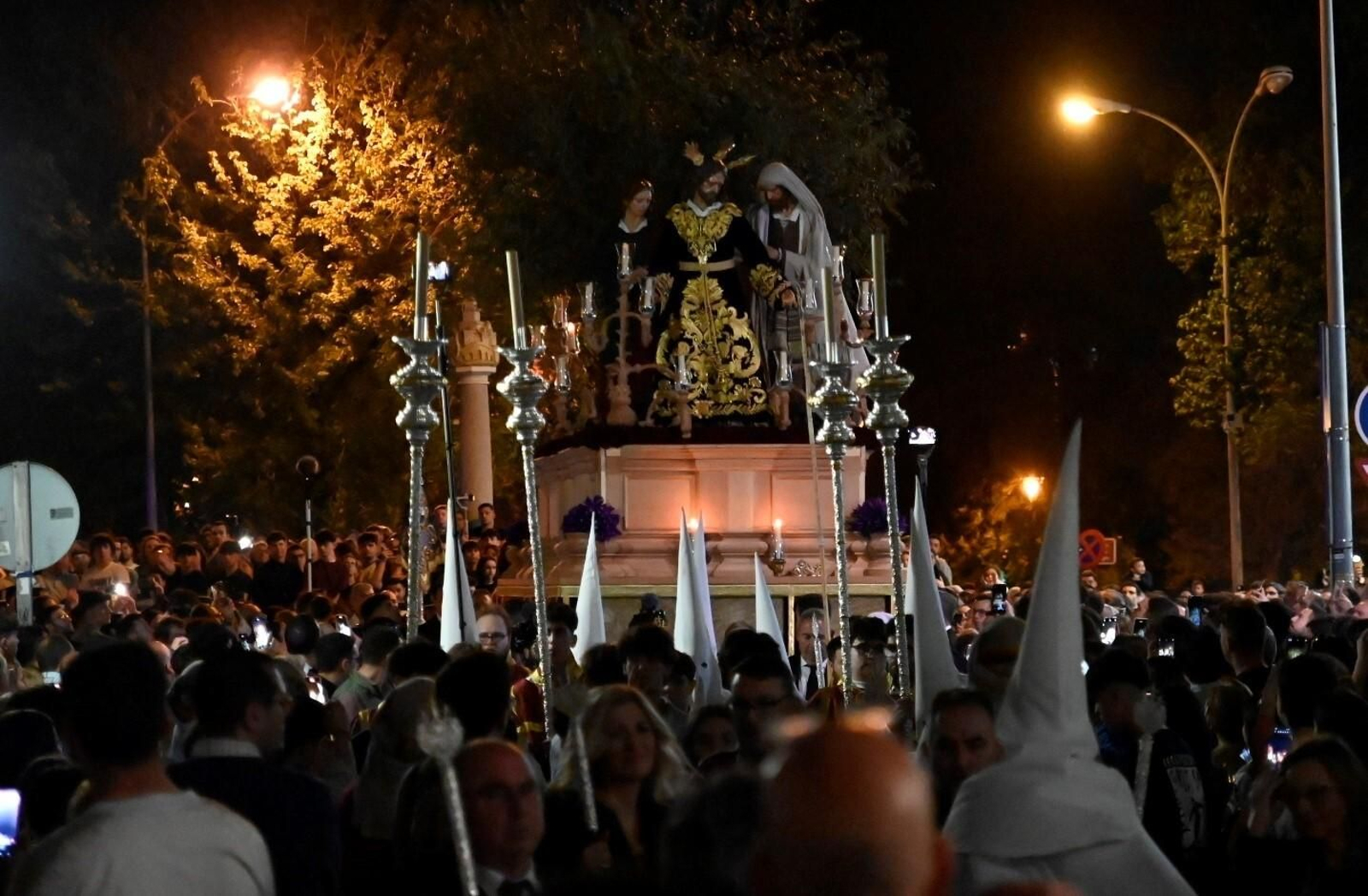 El Señor de la Salud da luz al Jueves de Pasión en Córdoba, en imágenes
