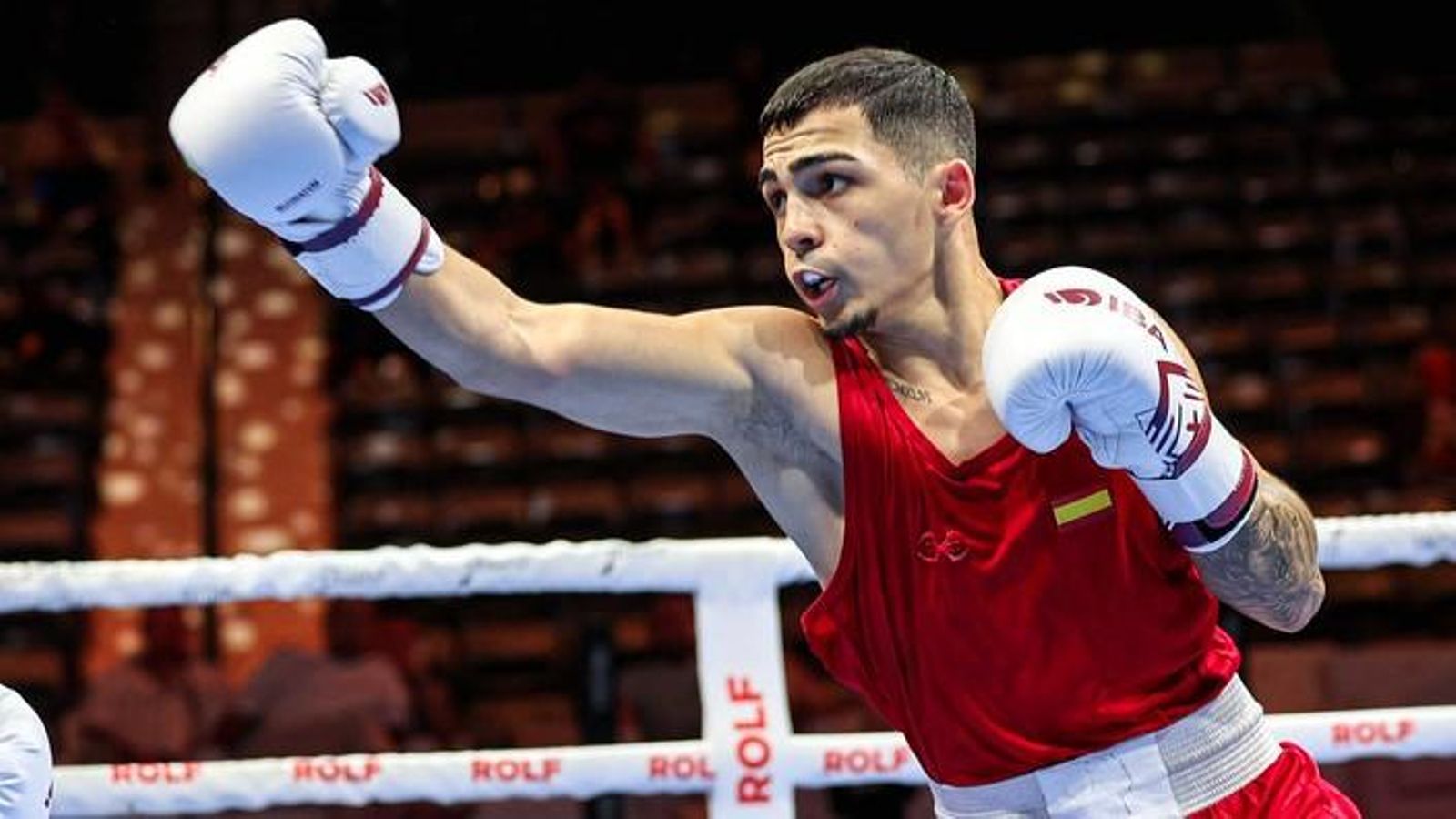 Rafa Lozano lanza un golpe en uno de sus combates en el Mundial IBA de Dubai.