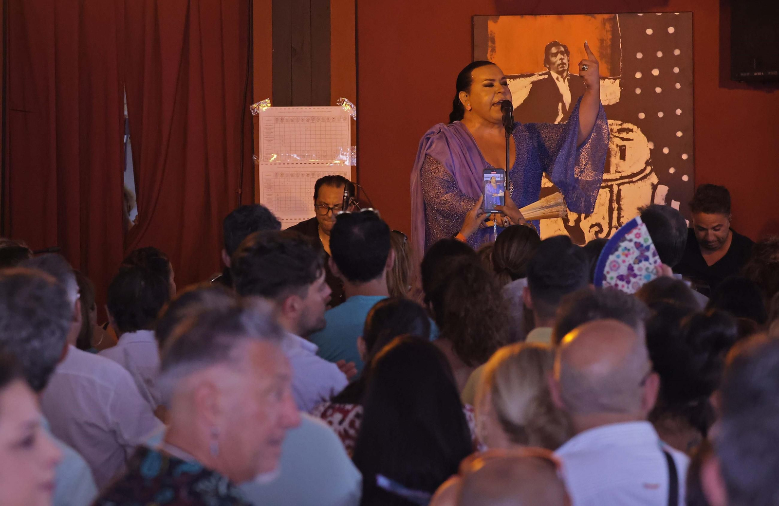 Falete durante su actuación en la caseta Los Veteranos.