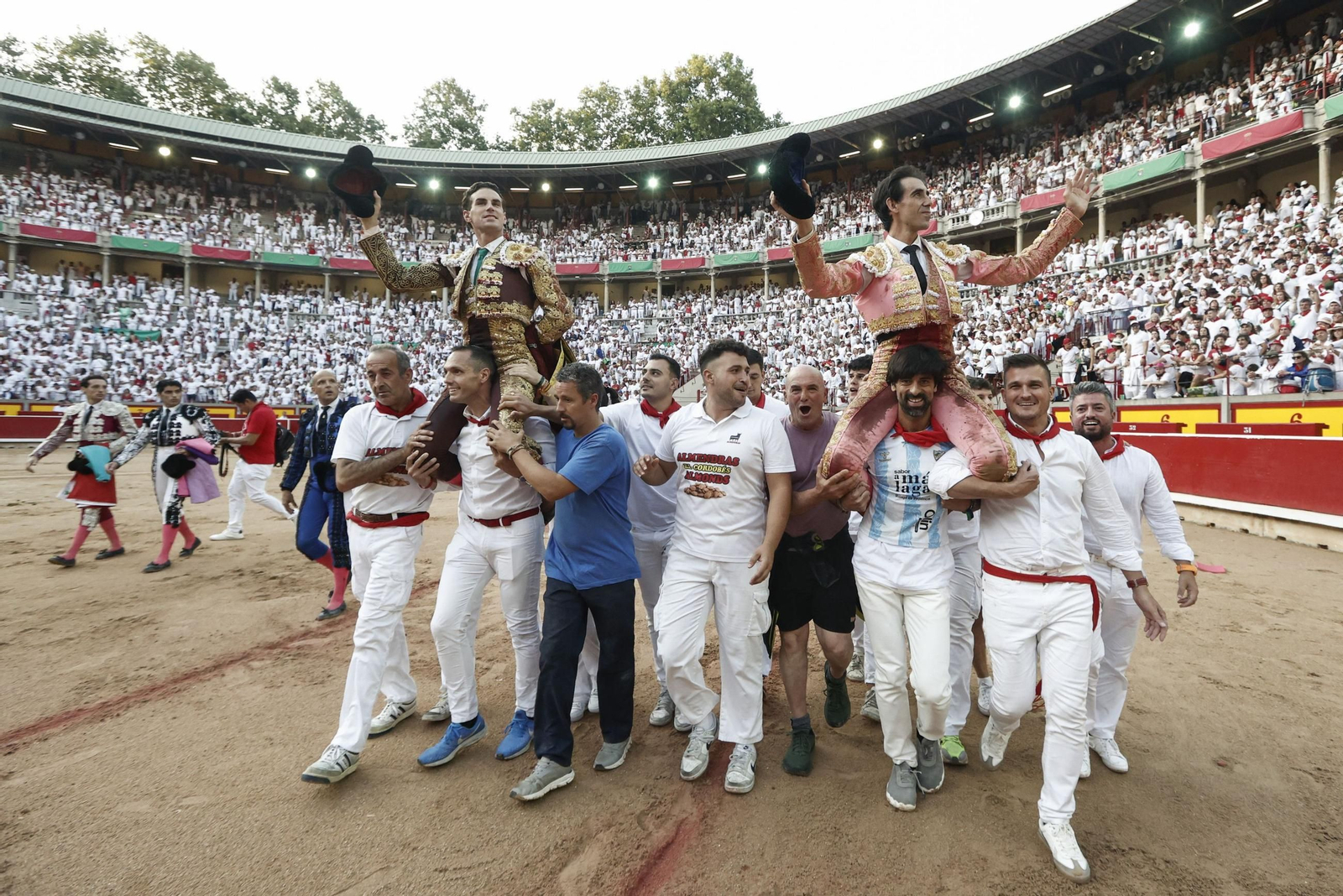 Fortes y Adrián, a hombros en Pamplona.