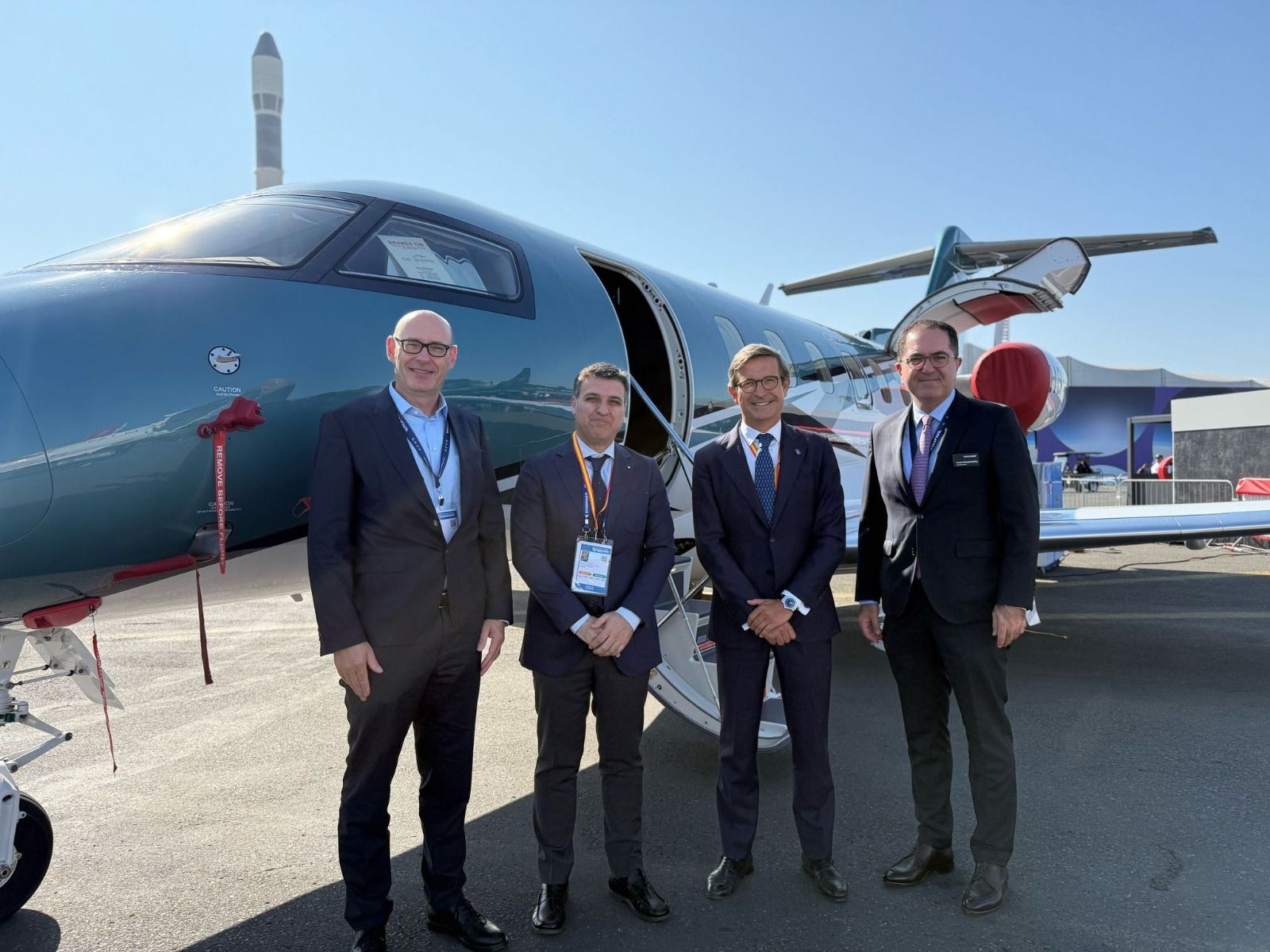 Jorge Paradela, consejero de Industria, Energía y Minas, posa junto a miembros de Pilatus frente a una de sus aeronaves.