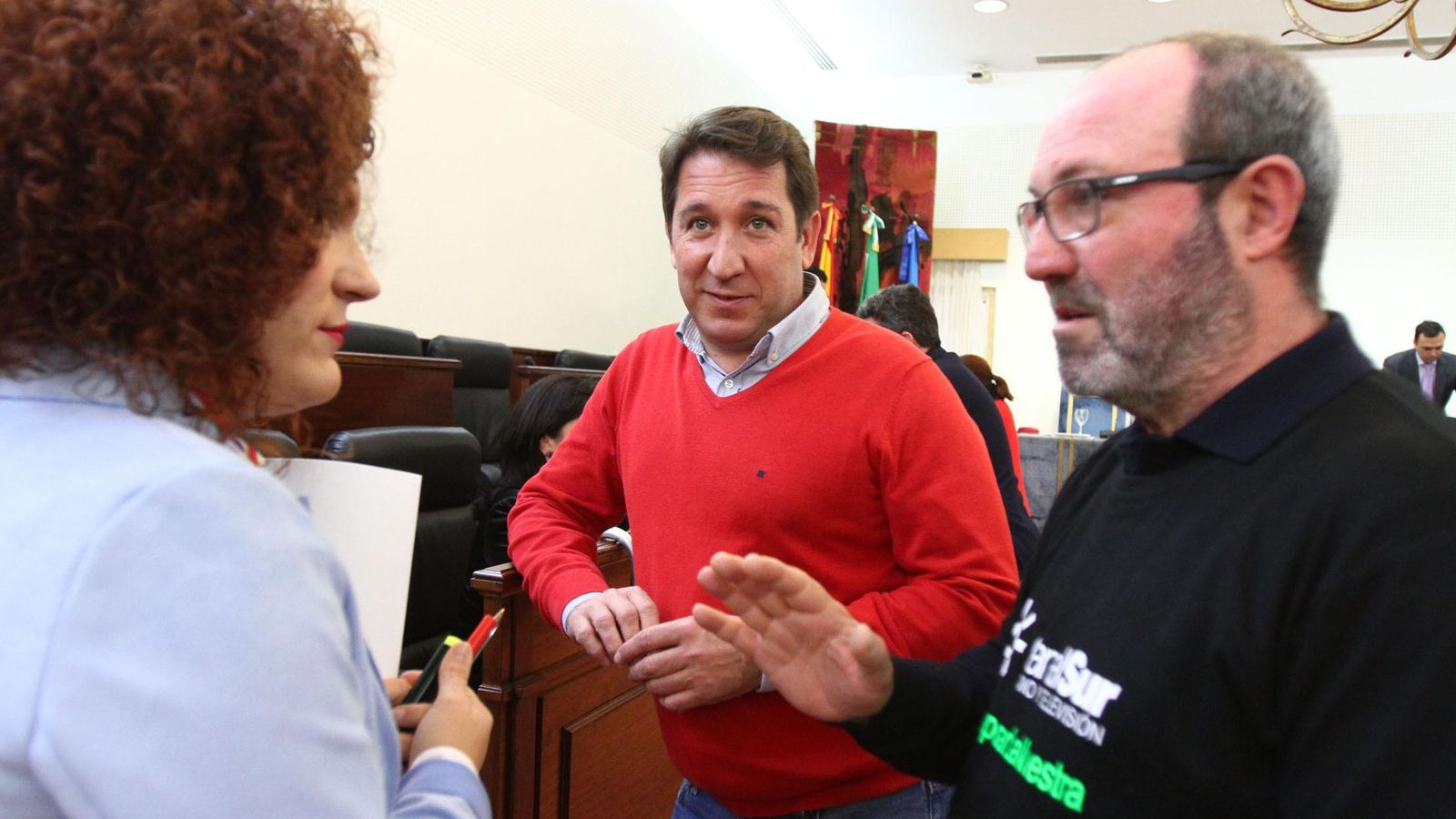 María Eugenia Limón (PSOE), Ruperto Gallardo (no adscrito) y Pedro Jiménez (IU) antes del pleno.