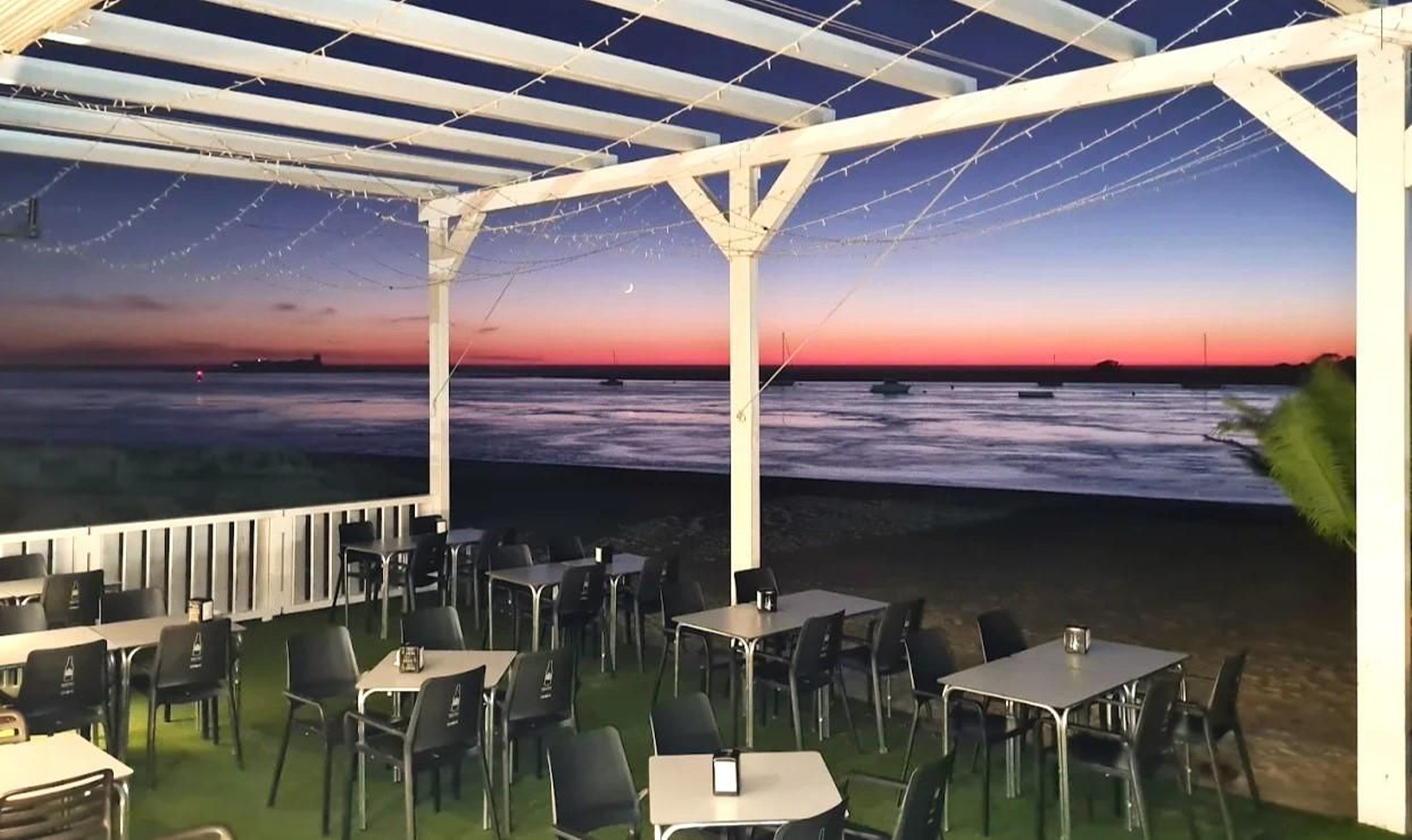 Vistas del atardecer en Sancti Petri desde la terraza del chiringuito Bongo