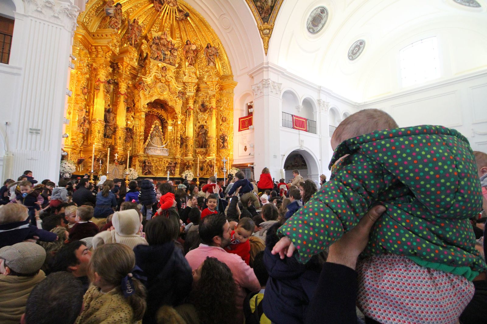 El Rocío celebra La Candelaria con la presentación de los niños a la Virgen, en imágenes