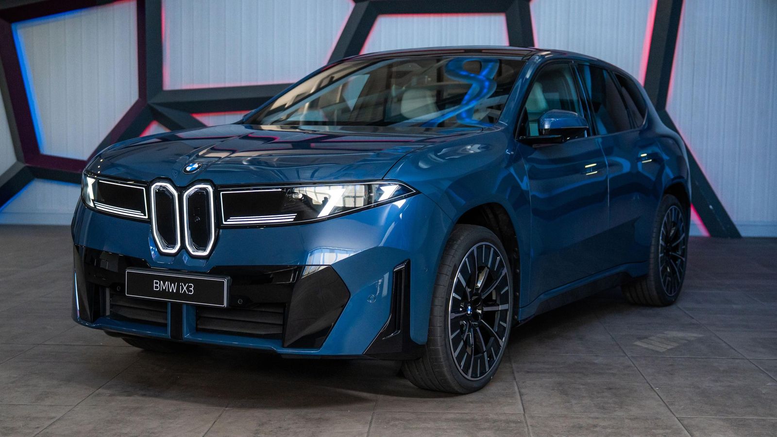 El nuevo iX3, que marca el inicio de una etapa para BMW, ya tiene precio para España