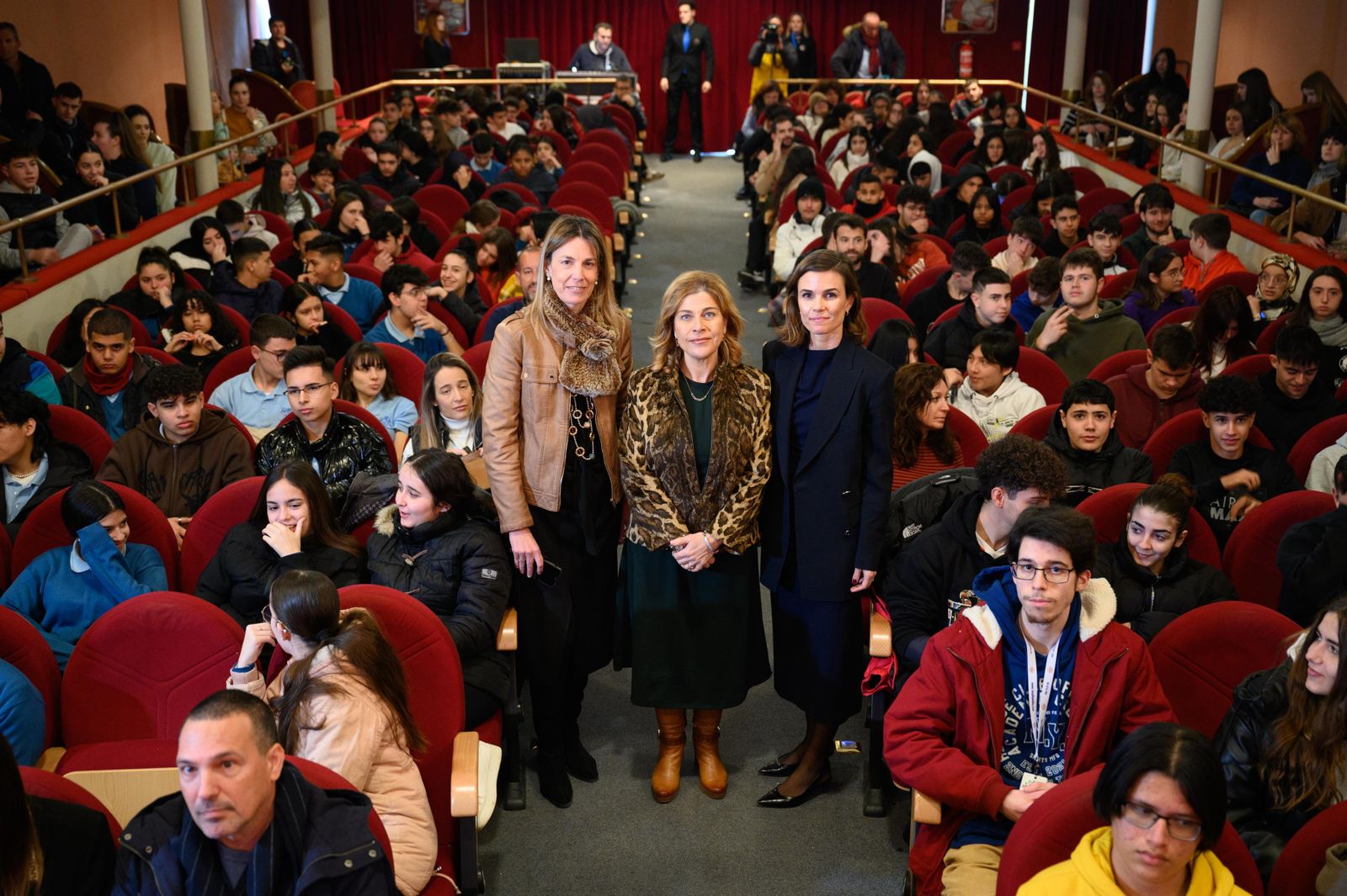 Las profesoras de Derecho de la UAL y la concejal, en el centro, junto a los 300 adolescentes que han participado en la jornada