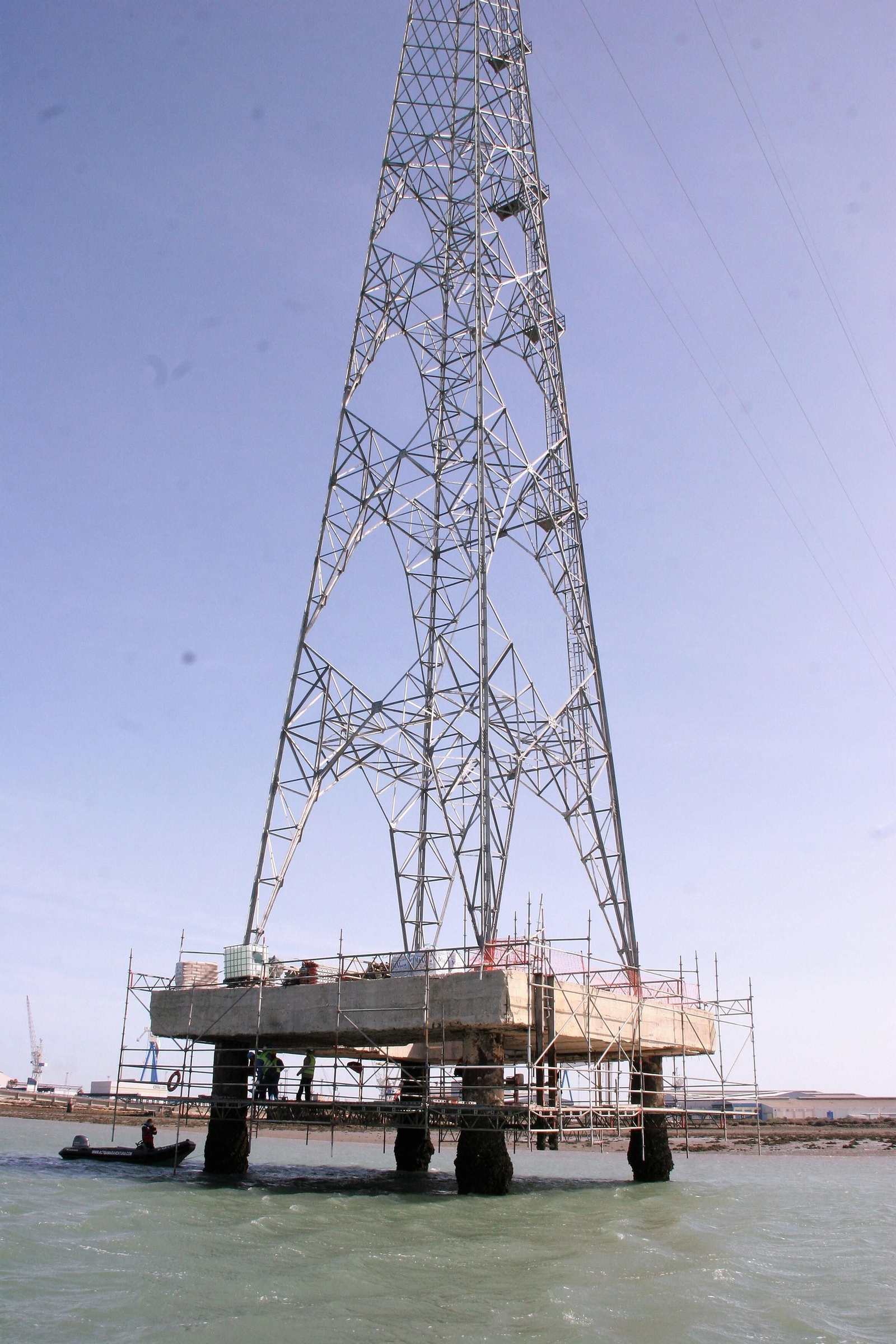 na de las torretas sobre la plataforma de hormigón en la Bahía.