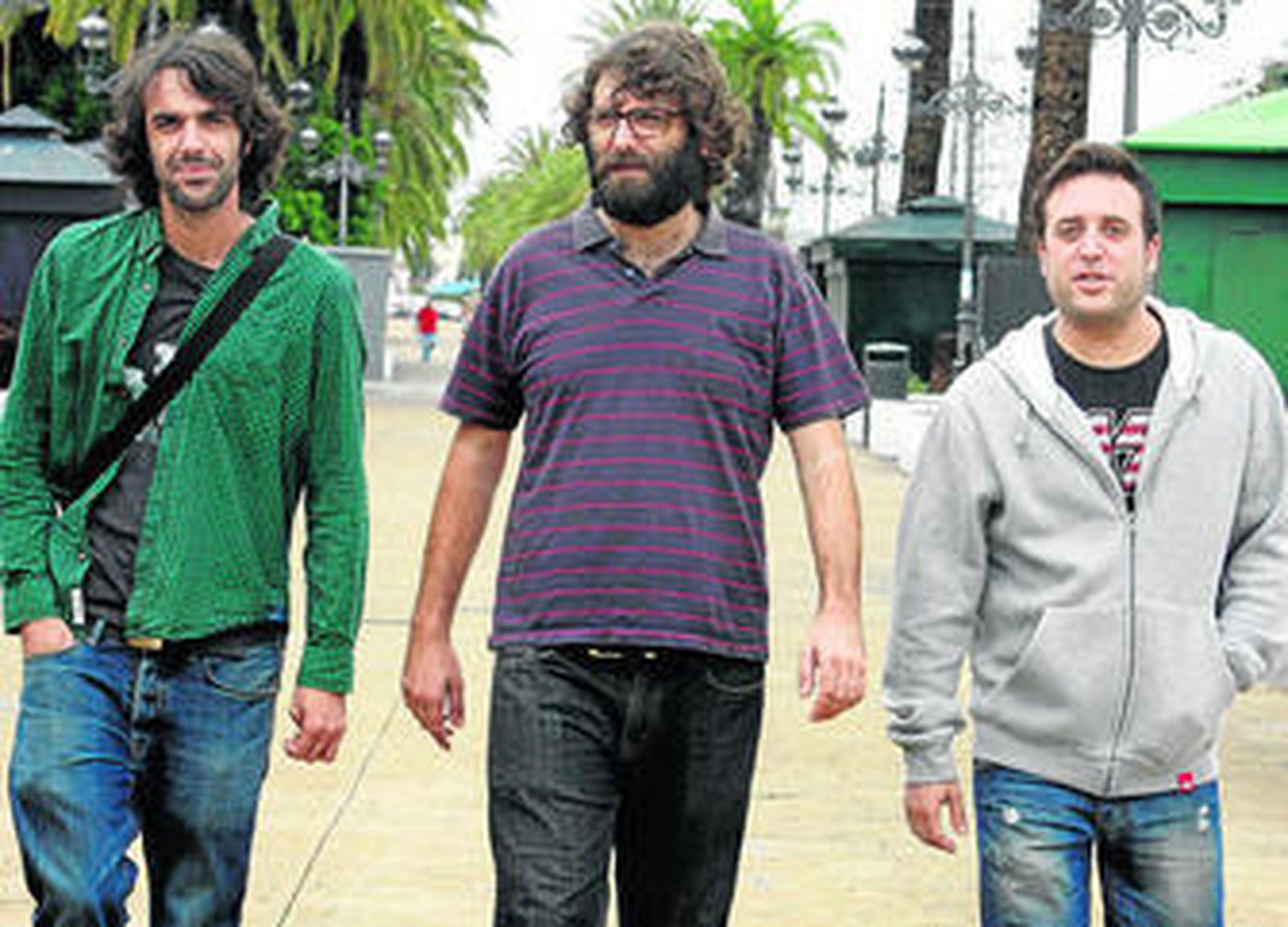 Los organizadores del Monkey Week paseando el pasado viernes por el centro de El Puerto.