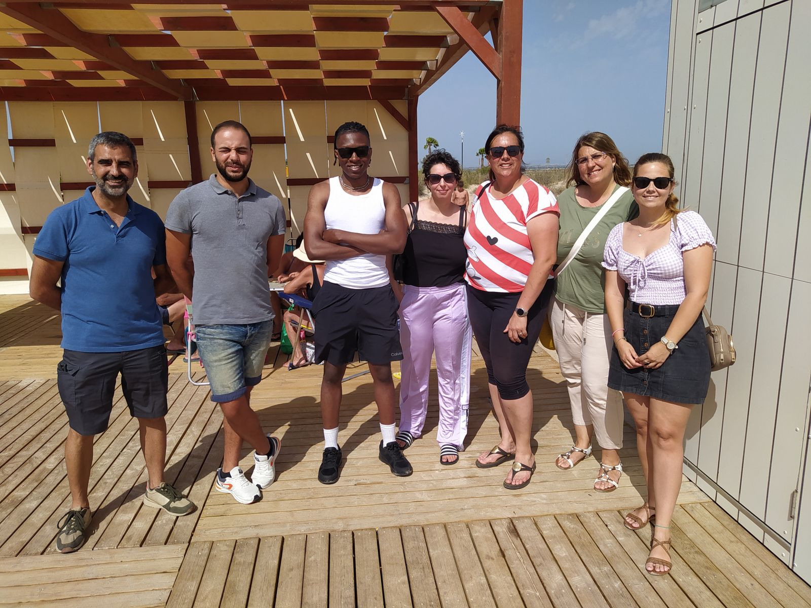 Miembros de Scouts Eryteeia con los dos voluntarios franceses.