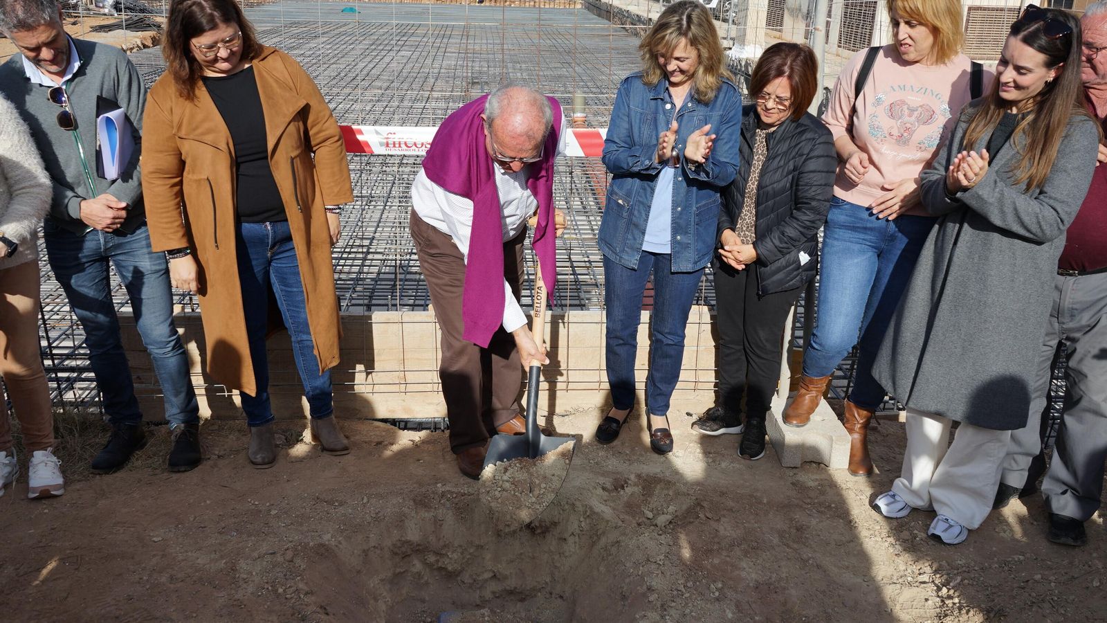 El alcalde ha sido el encargado de colocar la primera piedra de la guardería.