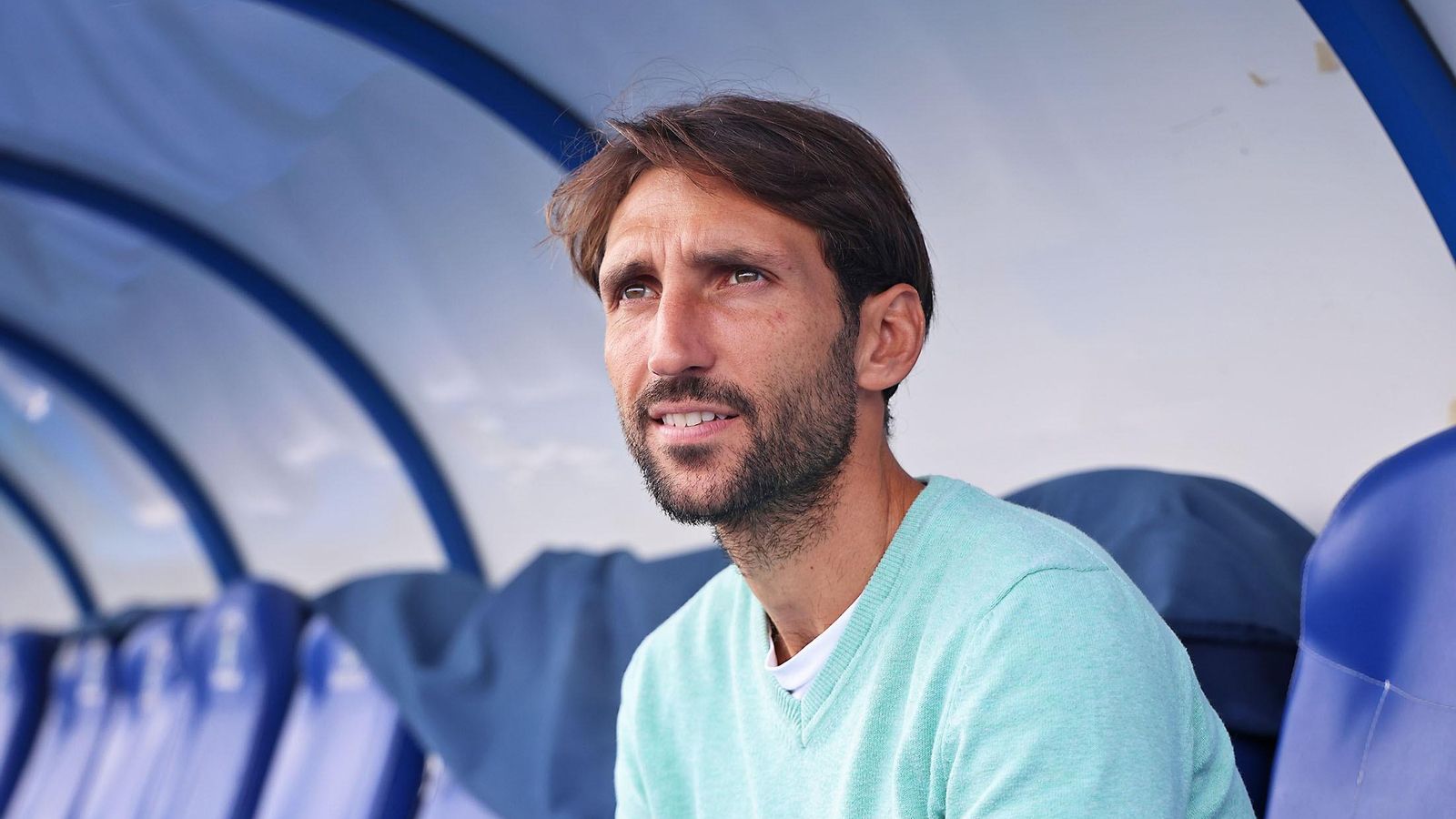 Álex Bernal en el banquillo del Nuevo Colombino.