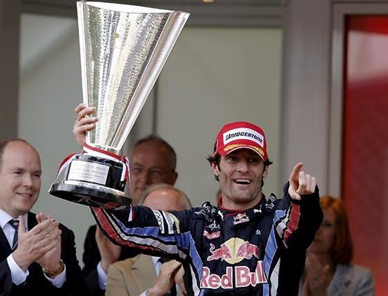 El australiano Mark Webber (Red Bull) celebra su victoria en el Gran Premio de Mónaco.

Foto: EFE