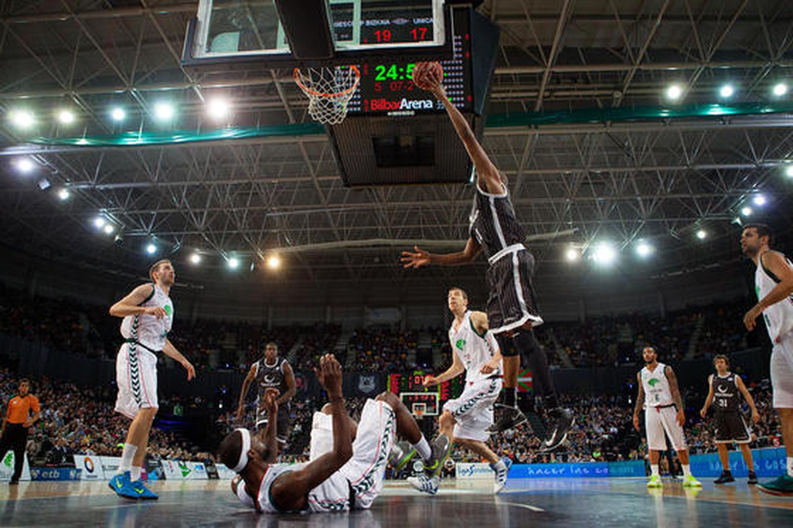 Ante un equipo de nivel similar y con cualidades parecidas como el Gescrap, el Unicaja ve cortada su racha de victorias y evidencia sus carencias ocultadas en esta secuencia triunfal previa.

Foto: Aitor Arrizabalaga