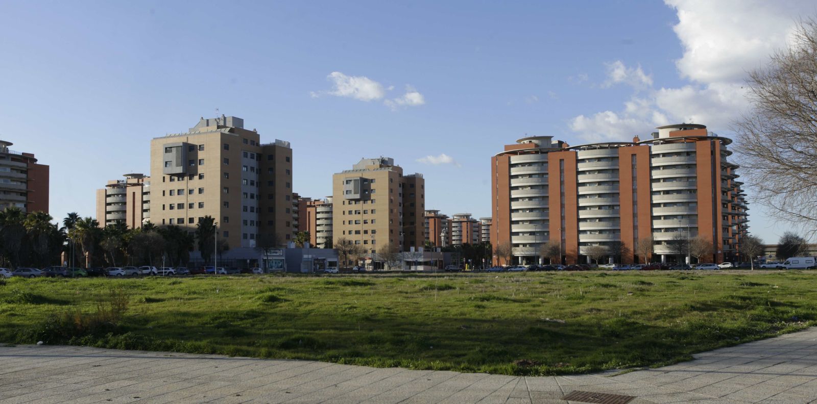 La parcela que linda con el núcleo residencial Jardines de Hércules cuenta con 12.322 metros cuadrados.