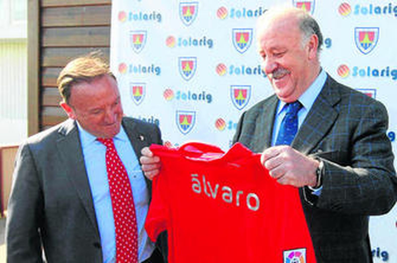 Vicente del Bosque recibe del presidente del Numancia, Francisco Rubio, una camiseta de su club.