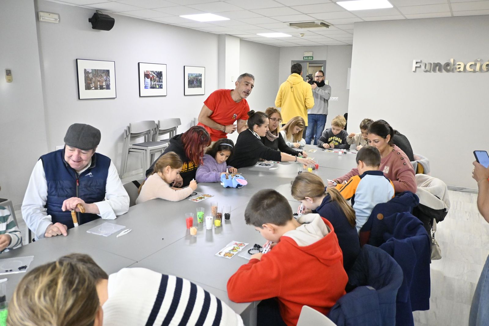 Las fotografías el taller que ofrece la Fundación Cajasol más espectáculo variado con Triky Trake