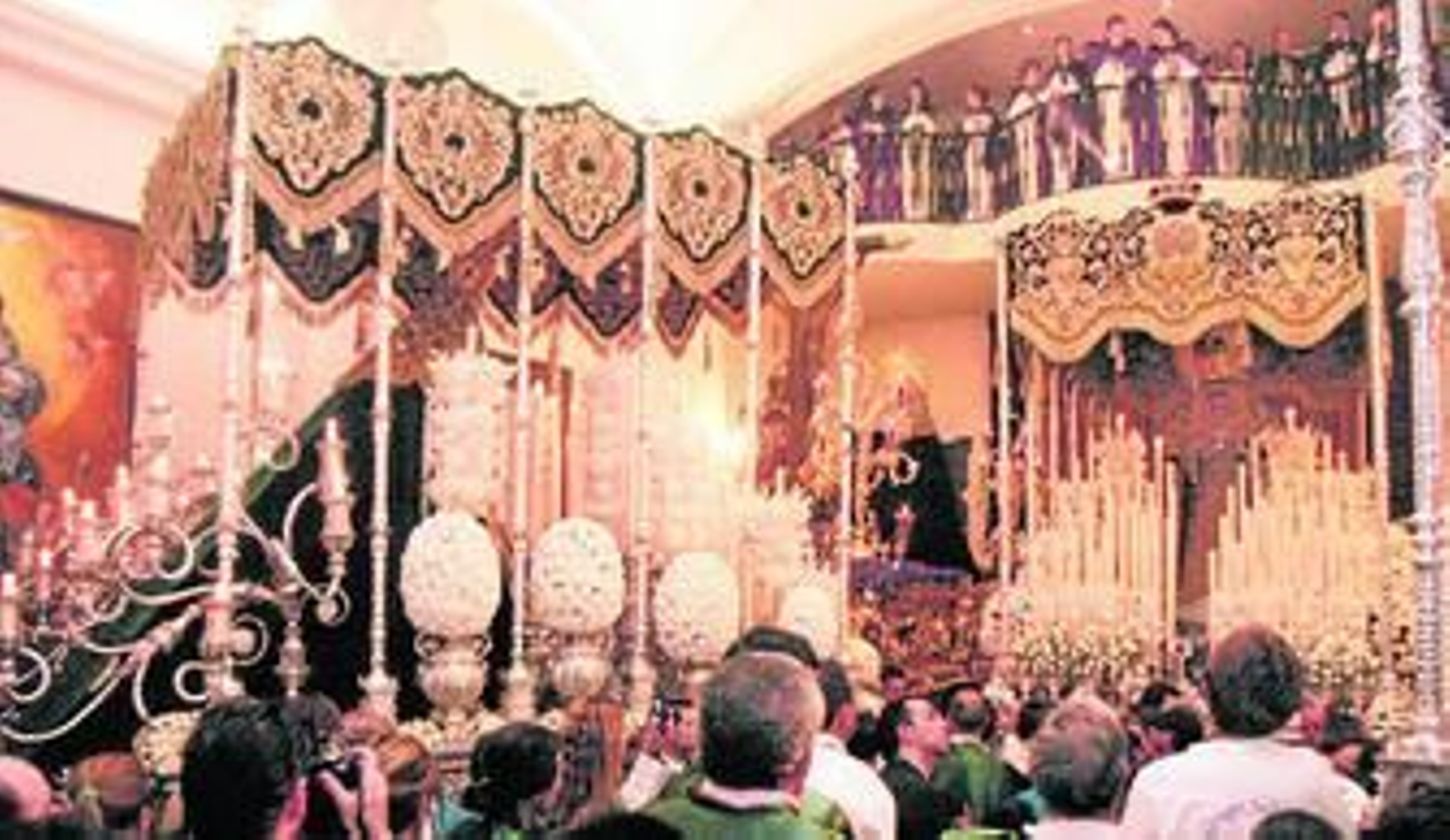 Muchas estampas se han vivido en estos años, como en 2006, cuando la Virgen de la Victoria se refugia en la capilla de Santa María de la Esperanza.