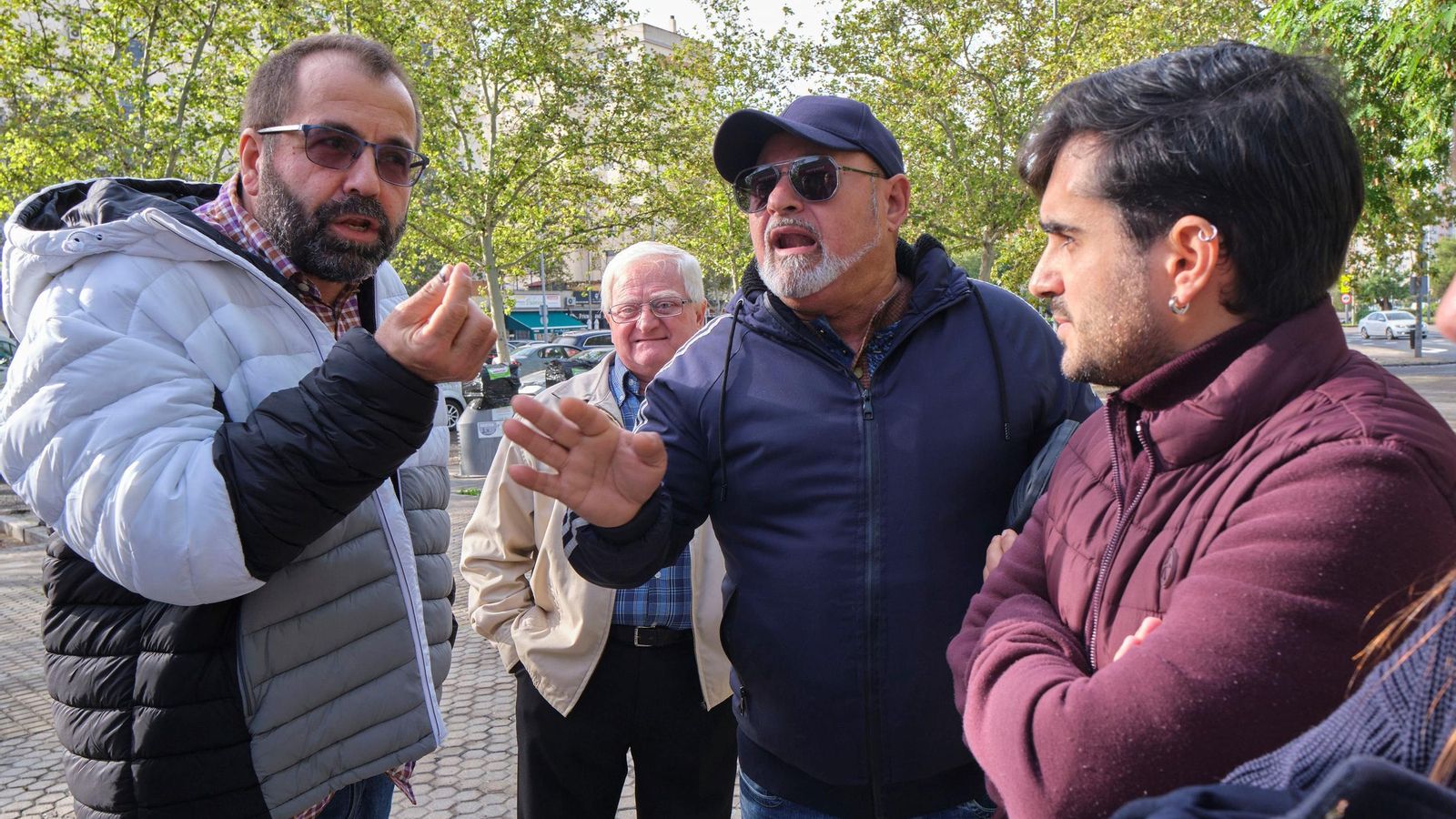 Charla entre vecinos junto a la Ronda Urbana Norte.