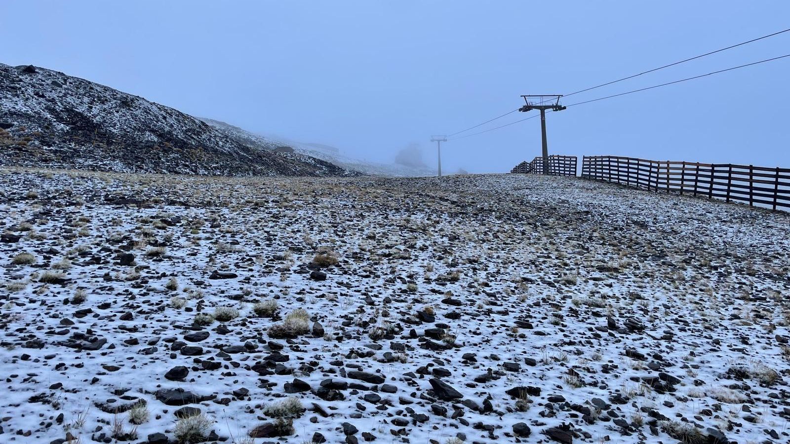 Primeras nieves en las pistas de la estación de esquí de Sierra Nevada