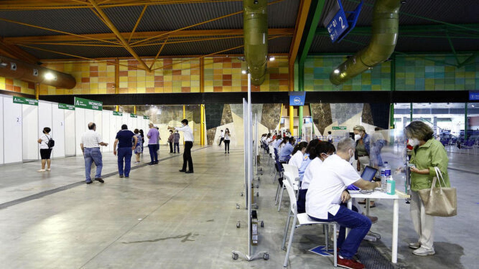 Vacunación masiva en el Palacio de Ferias de Málaga.