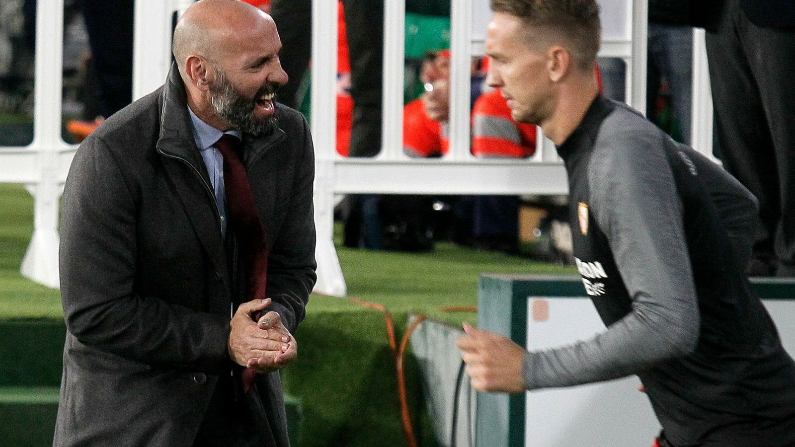 Monchi, con gesto rabioso ante De Jong.