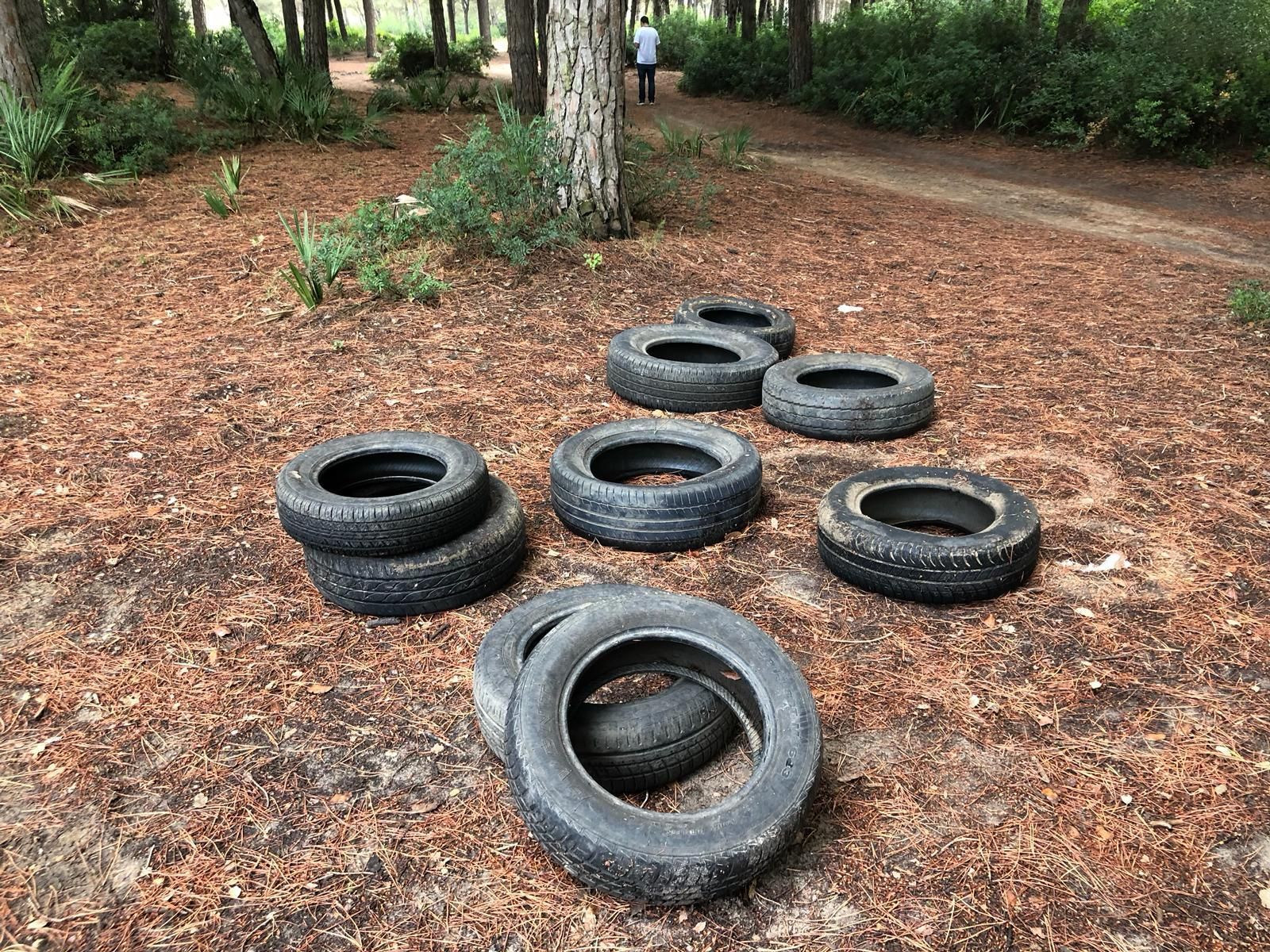 Instantánea cedida por el PP en la que se observa el abandono de neumáticos en el Pinar del Hierro.