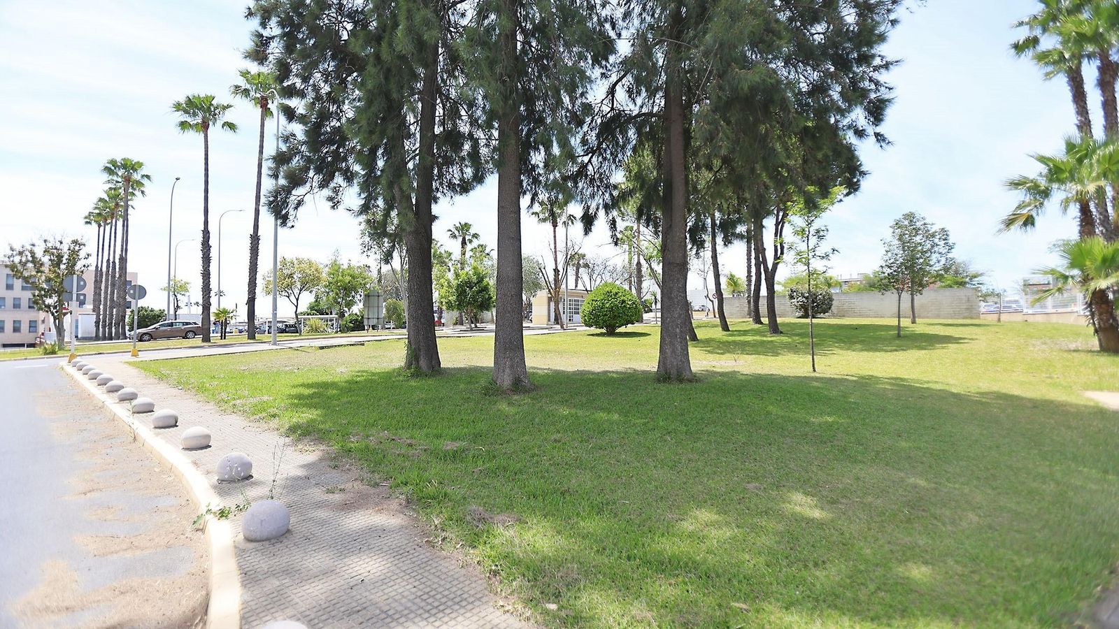 Zona ajardinada de la esquina Oeste del hospital Juan Ramón Jiménez. Zona ajardinada de la esquina Oeste del hospital Juan Ramón Jiménez.
