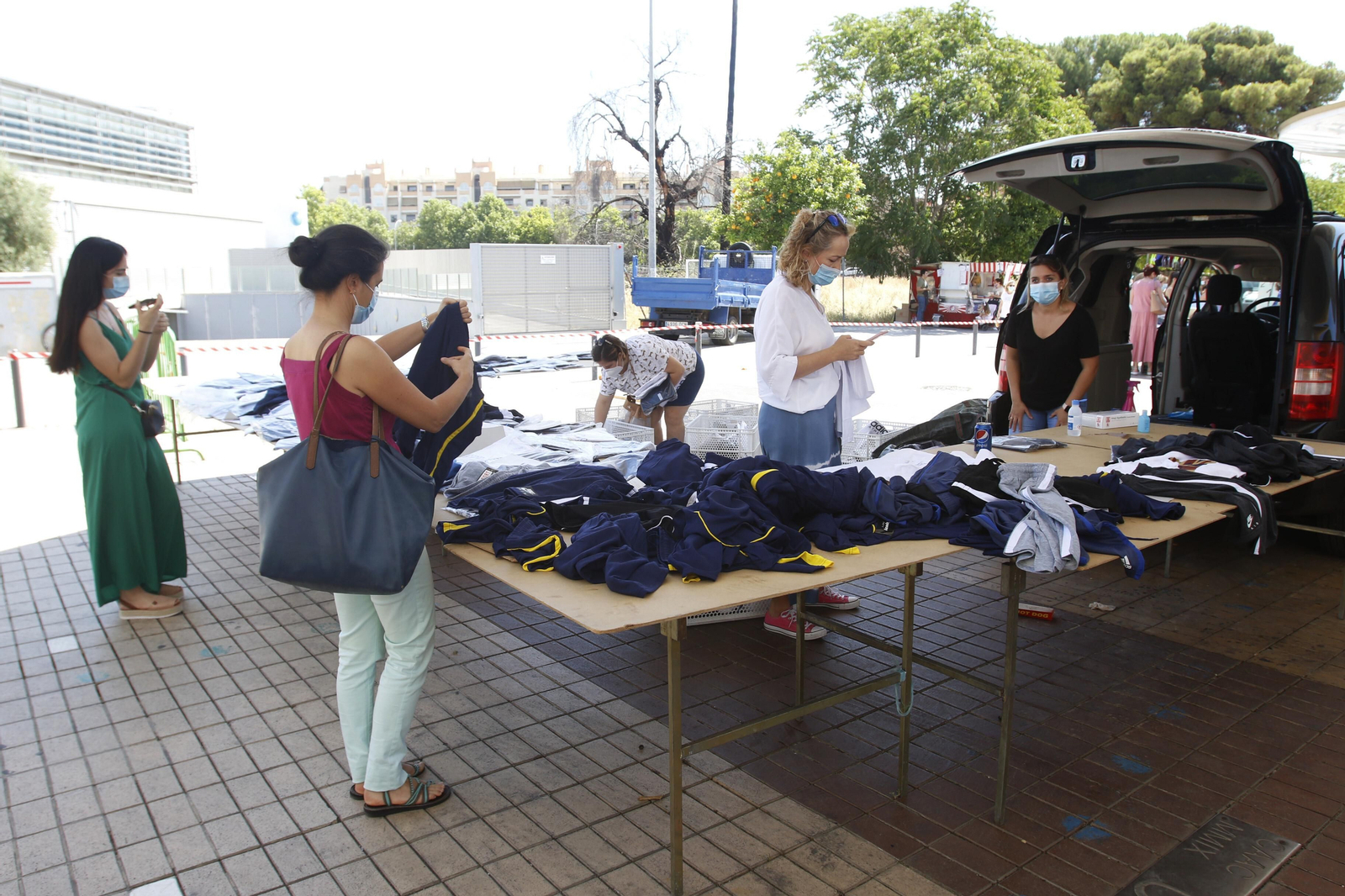 El regreso de los mercadillos de Córdoba tras la crisis del coronavirus, en fotos
