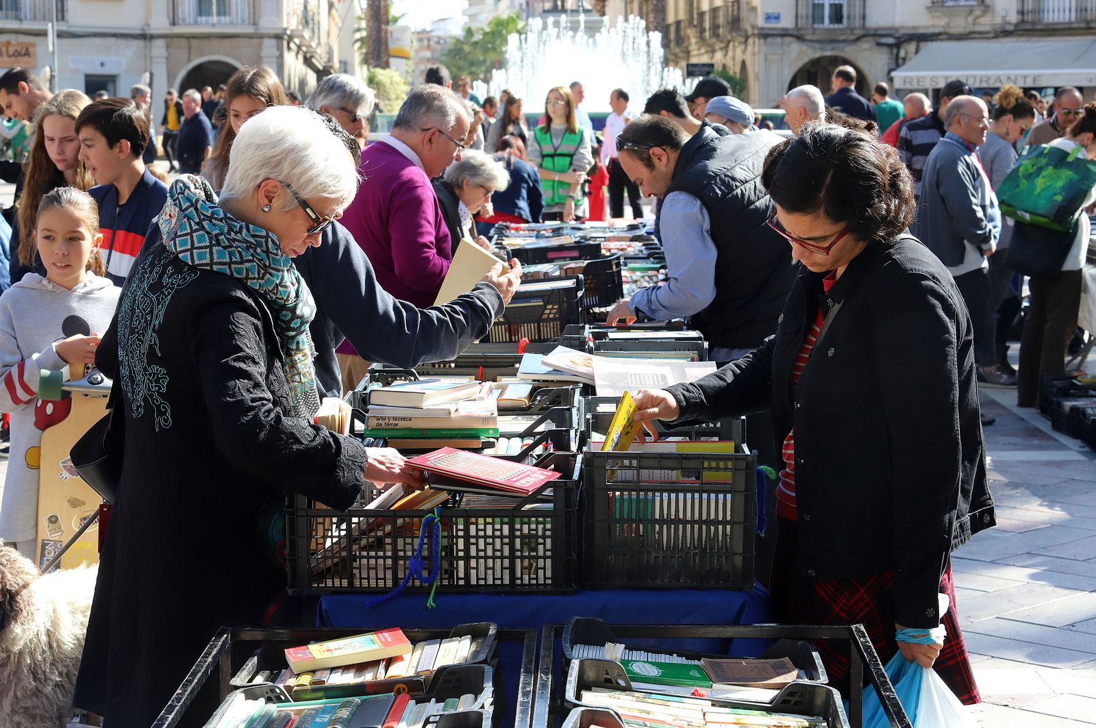 Multitud de onubenses eligen sus libros preferidos en el Mercadillo Solidario.