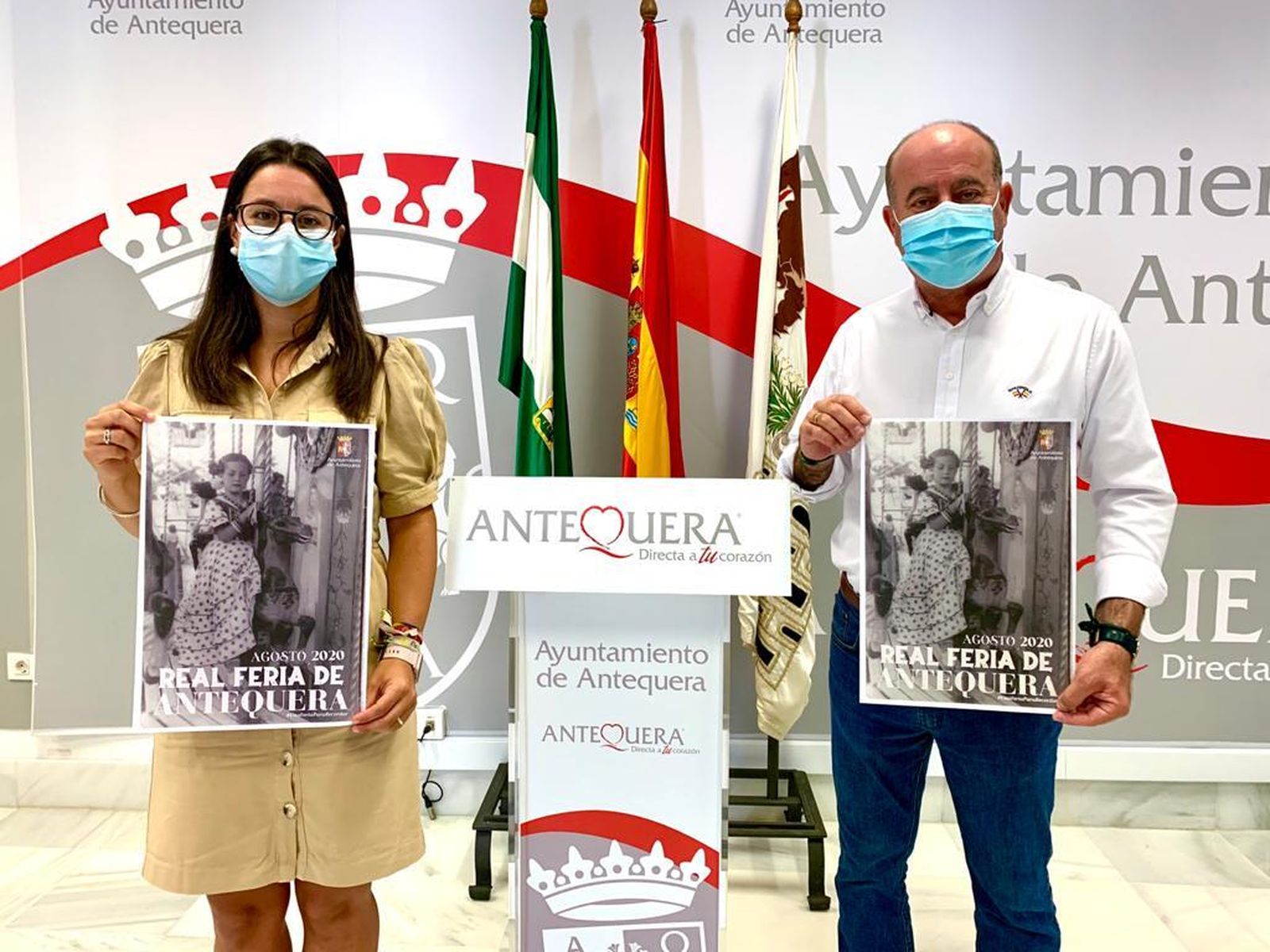 El alcalde de Antequera y la responsable de Fiestas presentan el cartel anunciador