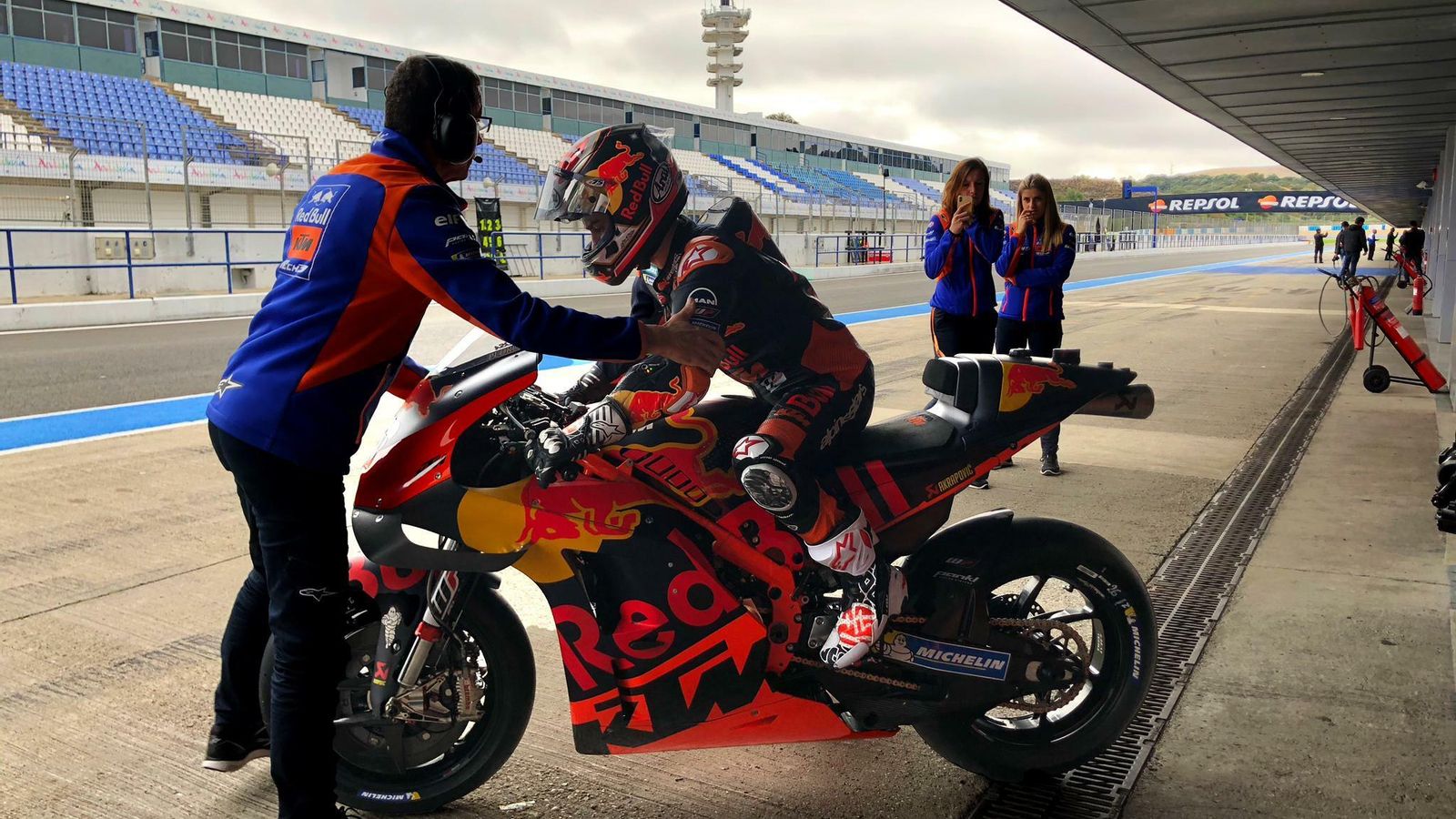 Dani Pedrosa, saliendo del box de KTM esta mañana.