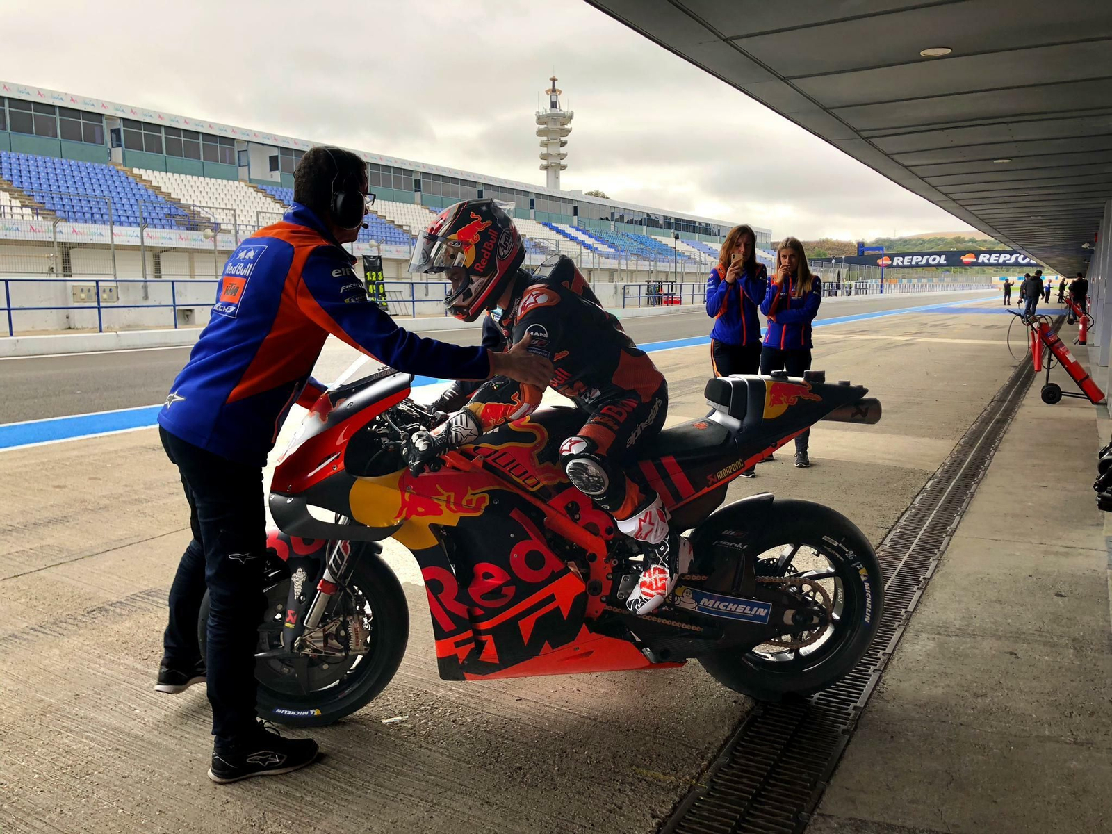 Dani Pedrosa, saliendo del box de KTM en un entrenamiento en el Circuito de Jerez.