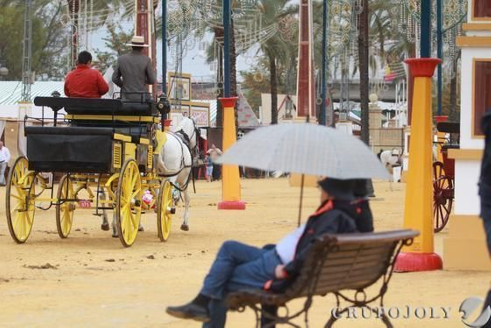 Una pareja sacó su paraguas para seguir disfrutando del paseo de los enganches. Solo era agua.

Foto: Jose Contreras