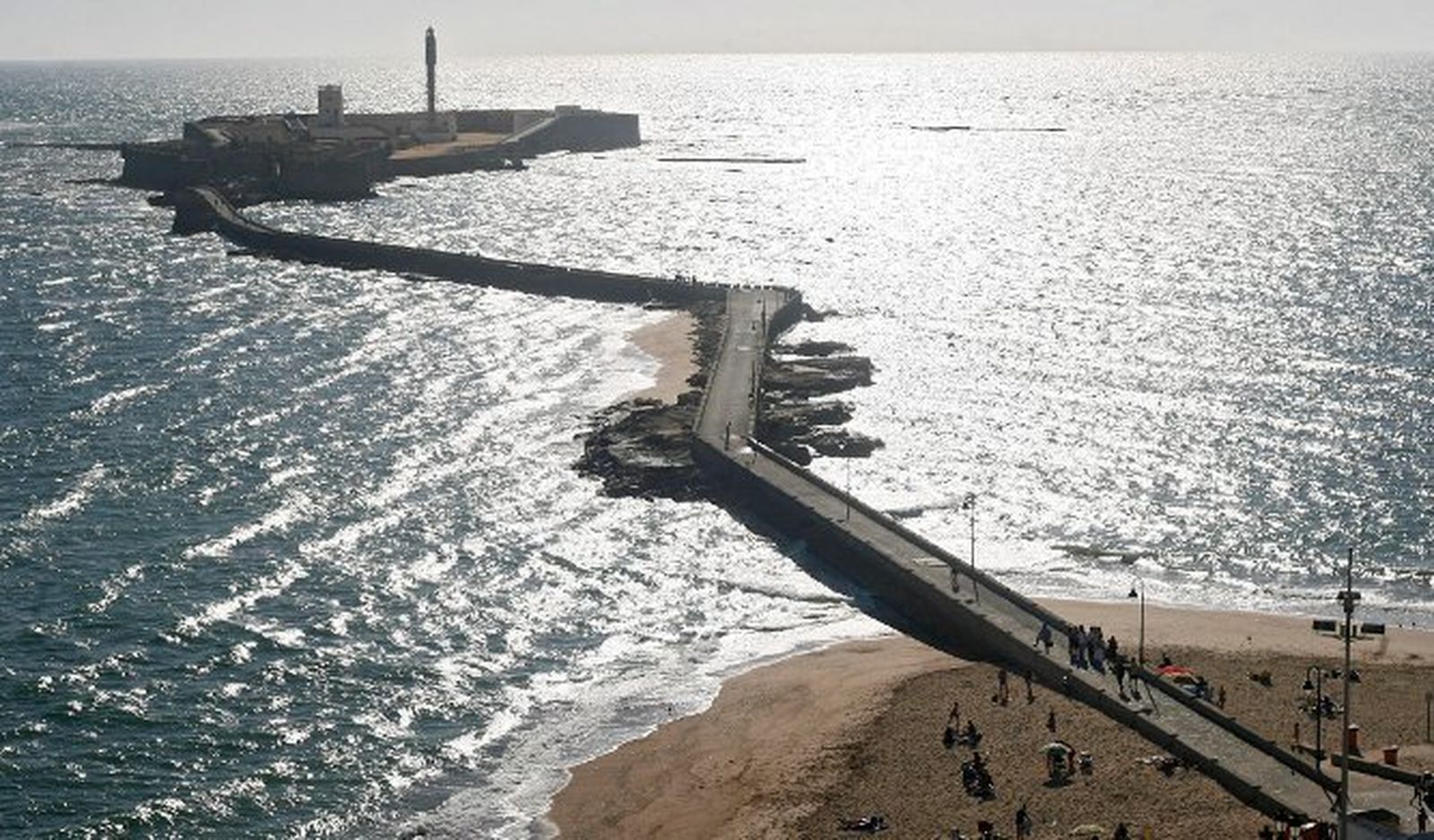 Imagen aérea del paseo Fernando Quiñones con el castillo de San Sebastián al fondo.