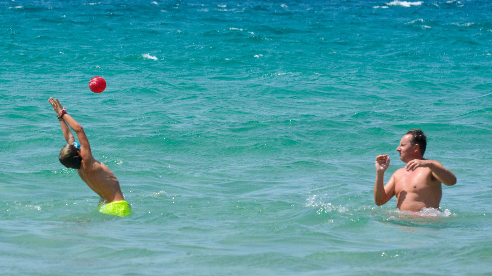 Día de sol y viento en la playa de Bolonia