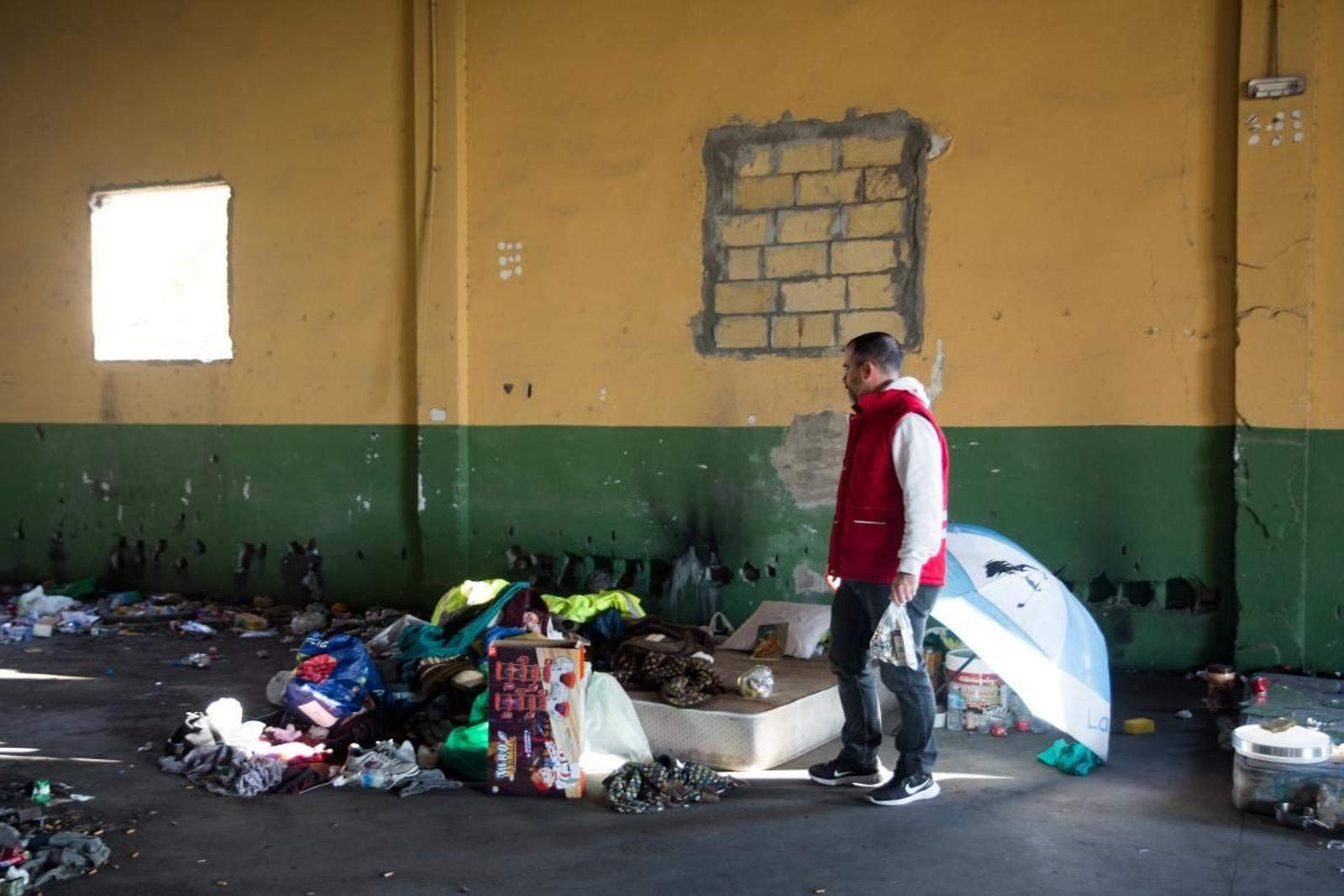 Un trabajador de Betania, con un chaleco identificativo.