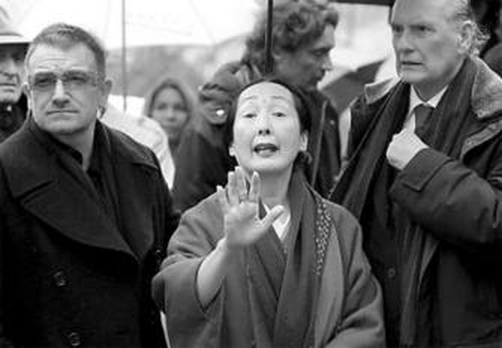Bono, la viuda de Balthus, Setsuko, y el Aga Khan, en el cementerio.