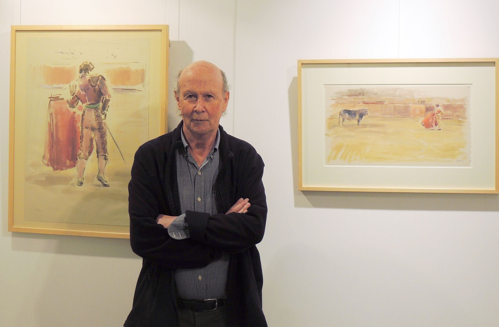 Pedro Serna, junto a dos de sus pinturas taurinas.
