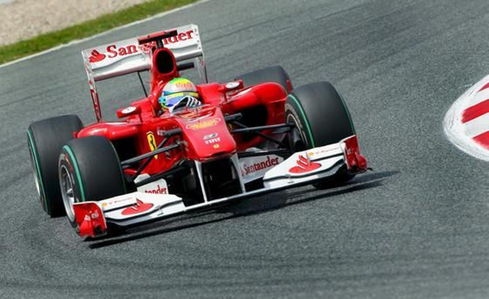 Fernando Alonso queda segundo en un Gran Premio dominado de principio a fin por el piloto de Red Bull Mark Webber. / Reuters