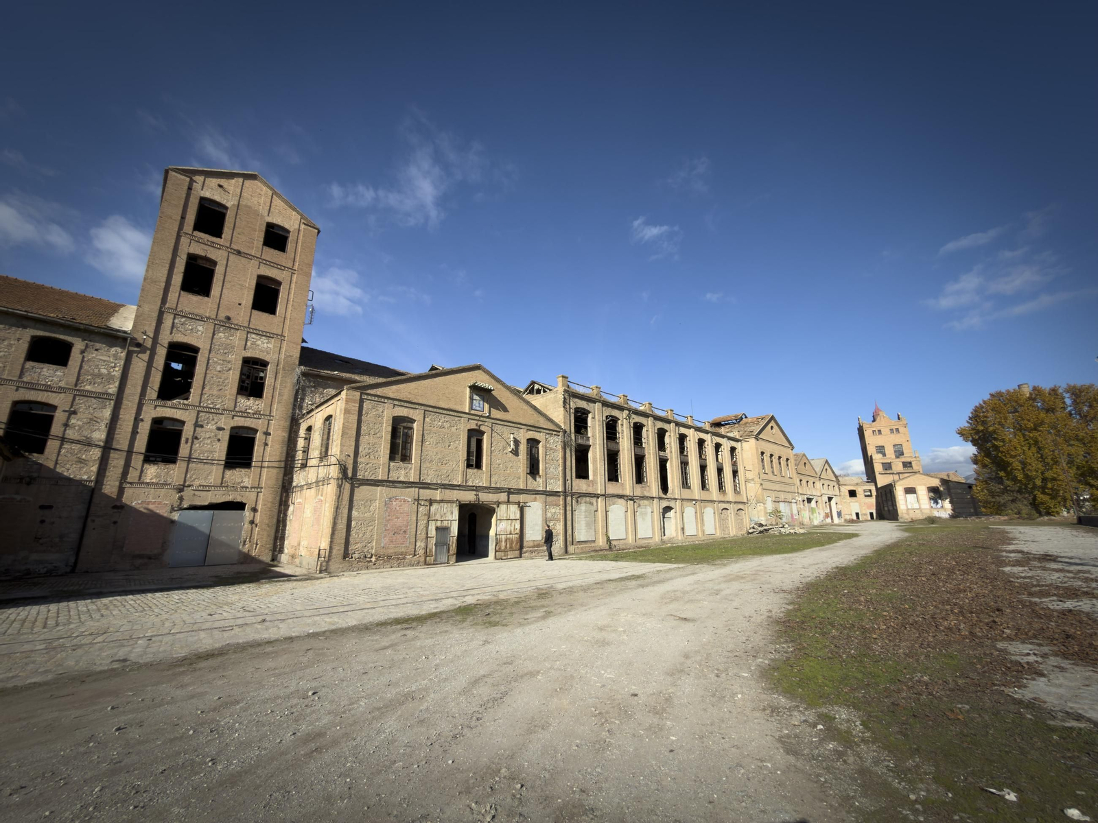Fotos: en el interior del futuro complejo de la Universidad de Granada en la Azucarera de San Isidro