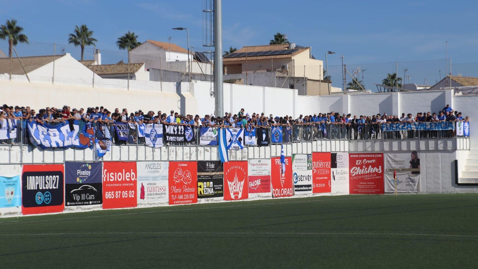 Más de 500 azulinos estuvieron en la grada del Municipal de Lebrija.