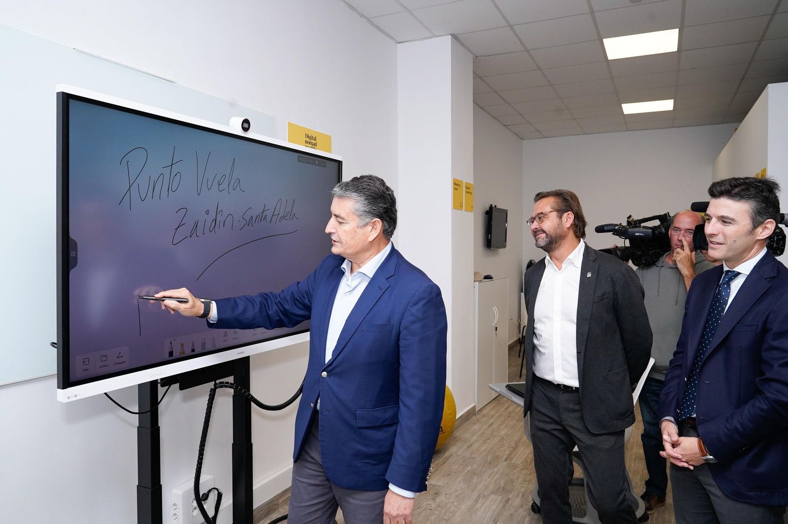 Imagen de la visita al renovado Punto Vuela de Zaidín-Santa Adela