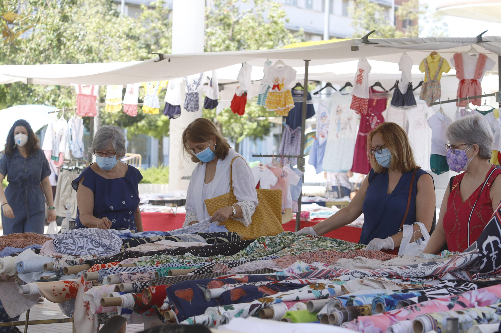El regreso de los mercadillos de Córdoba tras la crisis del coronavirus, en fotos