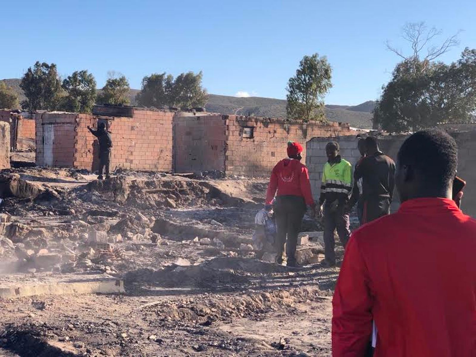 Inmigrantes en el  asentamiento de Atochares tras producirse un incendio