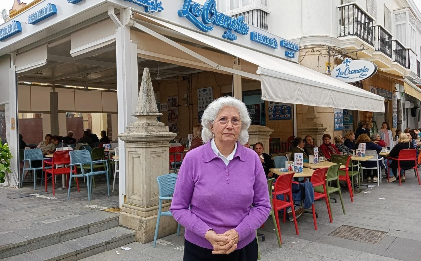 María Pérez, junto al establecimiento La Cremería de la Plaza del Cabildo de Sanlúcar, todavía conocido como La Ibense por sanluqueños y visitantes.
