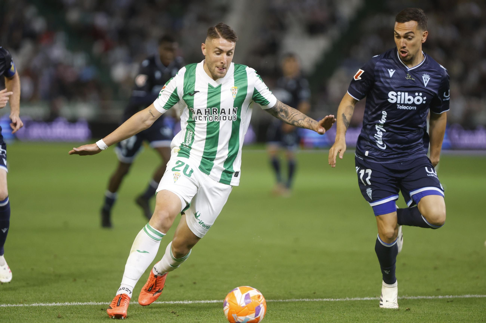Antonio Casas conduce el balón en un lance del Córdoba CF - Cádiz CF.