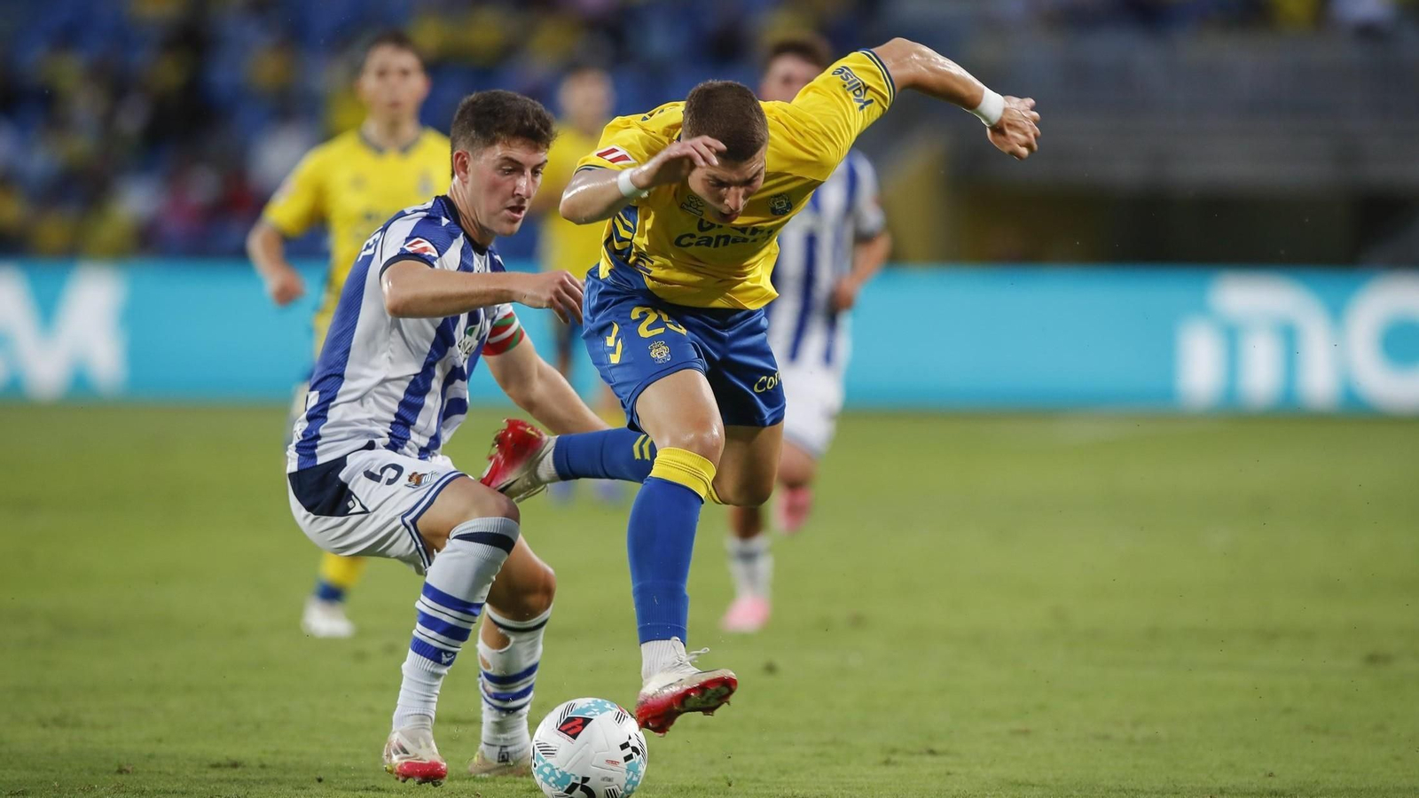 Peru Rodríguez corta una acción del rival en un partido de la Real Sociedad B.
