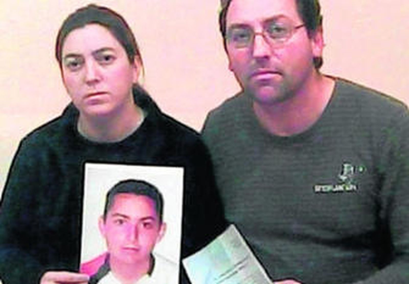 Imagen del matrimonio con una fotografía de su hijo.